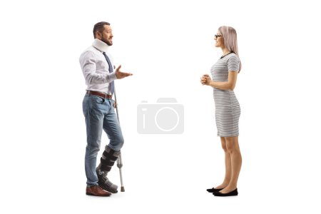 Foto de Hombre lesionado con bota ortopédica y cuello cervical hablando con una mujer aislada sobre fondo blanco - Imagen libre de derechos