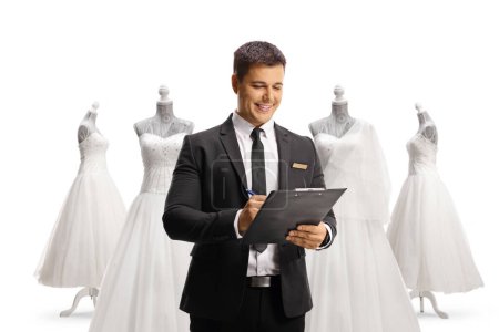 Téléchargez les photos : Homme écrivant un document dans un magasin de mariage isolé sur fond blanc - en image libre de droit