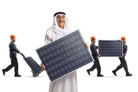 Téléchargez les photos : Homme arabe tenant un panneau photovoltaïque et des travailleurs portant des panneaux dans le dos isolé sur fond blanc - en image libre de droit