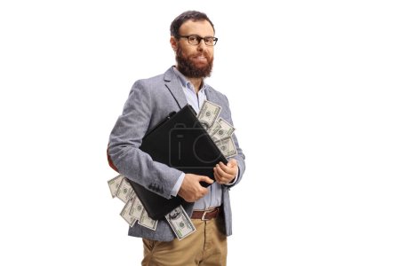 Foto de Hombre barbudo sosteniendo un maletín lleno de dinero aislado sobre fondo blanco - Imagen libre de derechos