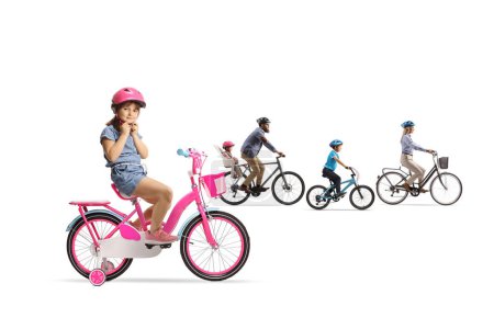 Foto de Madre y padre con niños montando bicicletas y una niña poniéndose un casco aislado sobre fondo blanco - Imagen libre de derechos