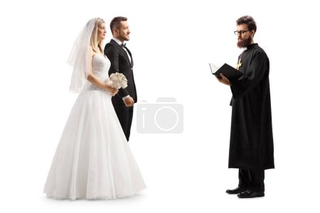 Foto de Sacerdote casándose con una novia y un novio aislados sobre fondo blanco - Imagen libre de derechos