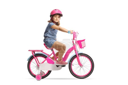 Foto de Chica montando en bicicleta con un casco y mirando a la cámara aislada sobre fondo blanco - Imagen libre de derechos