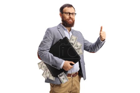 Téléchargez les photos : Homme barbu tenant une mallette avec de l'argent et les pouces geste vers le haut isolé sur fond blanc - en image libre de droit