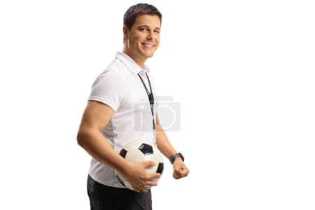 Foto de Entrenador de fútbol sosteniendo una pelota y sonriendo aislado sobre fondo blanco - Imagen libre de derechos