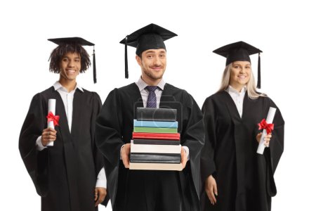 Téléchargez les photos : Heureux étudiants diplômés détenant des certificats et des livres isolés sur fond blanc - en image libre de droit