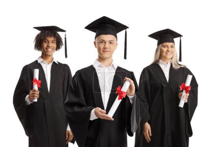 Téléchargez les photos : Heureux étudiants diplômés titulaires de certificats et souriant isolé sur fond blanc - en image libre de droit