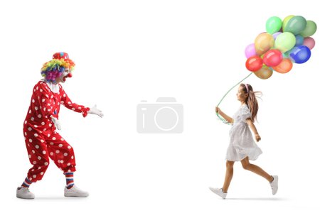 Foto de Chica sosteniendo globos y corriendo hacia un payaso aislado sobre fondo blanco - Imagen libre de derechos