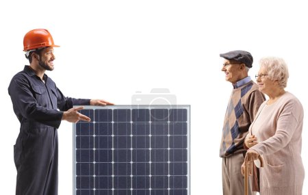 Foto de Trabajador con un panel solar hablando con una pareja de ancianos aislados sobre fondo blanco - Imagen libre de derechos