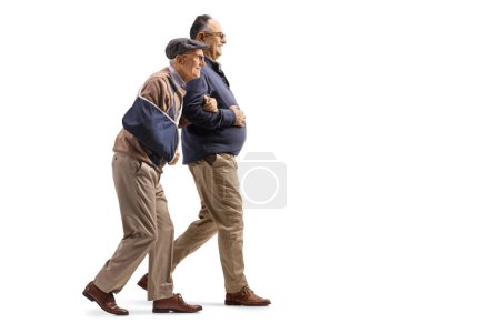 Foto de Hombre caminando con un hombre mayor con un brazo herido en un cabestrillo aislado sobre fondo blanco - Imagen libre de derechos