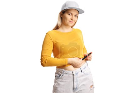Téléchargez les photos : Jeune femme injectant un stylo à insuline dans le ventre isolé sur fond blanc - en image libre de droit