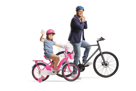 Téléchargez les photos : Fille et un homme sur des vélos portant des casques isolés sur fond blanc - en image libre de droit