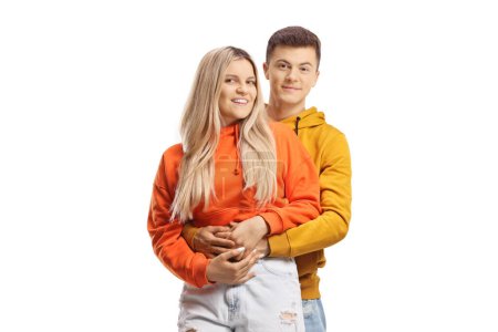 Foto de Joven pareja en abrazo mirando a la cámara aislada sobre fondo blanco - Imagen libre de derechos