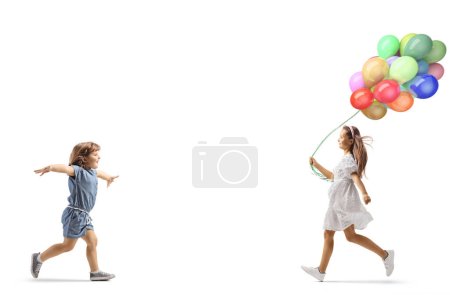 Foto de Chica con globos corriendo hacia una niña aislada sobre fondo blanco - Imagen libre de derechos