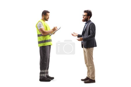 Téléchargez les photos : Plan complet d'un homme barbu parlant à un travailleur dans un gilet réfléchissant isolé sur fond blanc - en image libre de droit