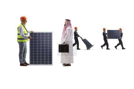 Téléchargez les photos : Ingénieur avec un photovoltaïque parlant à un homme arabe isolé sur fond blanc - en image libre de droit