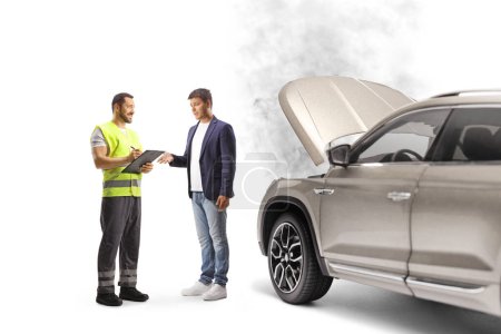 Téléchargez les photos : Travailleur de l'assistance routière et un homme discutant d'un problème de voiture isolé sur fond blanc - en image libre de droit
