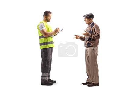 Téléchargez les photos : Plan complet d'un agent d'assistance routière et d'un homme âgé debout et parlant isolé sur fond blanc - en image libre de droit