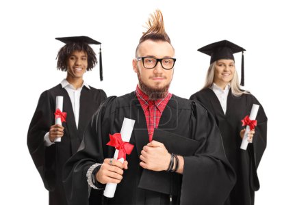 Téléchargez les photos : Étudiant diplômé avec un mohawk posant avec d'autres étudiants isolés sur fond blanc - en image libre de droit