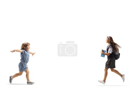 Foto de Niña corriendo a abrazar a una estudiante aislada en el fondo blanco - Imagen libre de derechos