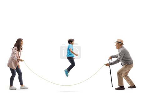 Téléchargez les photos : Grand-père avec petit-fils et mère jouant une corde à sauter isolé sur fond blanc - en image libre de droit