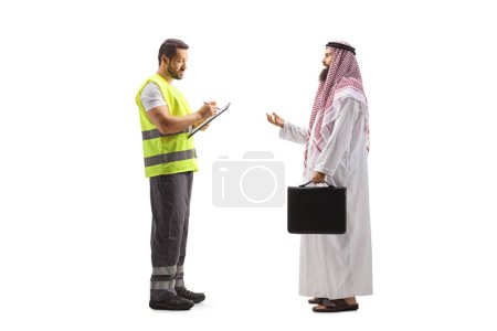 Téléchargez les photos : Plan complet d'un agent d'assistance routière écrivant un document et parlant à un homme arabe isolé sur un backgroun blanc - en image libre de droit