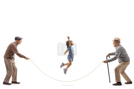 Foto de Dos abuelos jugando a saltar la cuerda con una niña aislada sobre fondo blanco - Imagen libre de derechos