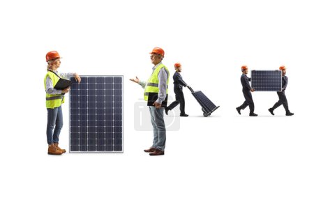 Téléchargez les photos : Ingénieurs parlant d'un panneau photovoltaïque et les travailleurs portant des panneaux dans le dos isolé sur fond blanc - en image libre de droit