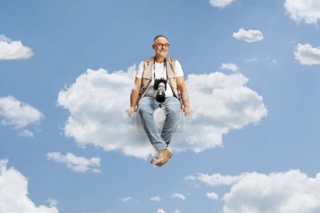 Foto de Fotógrafo flotando en una nube en el cielo - Imagen libre de derechos