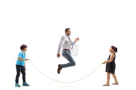 Foto de Plano de perfil de longitud completa de los niños sosteniendo una cuerda y el padre saltando aislado sobre fondo blanco - Imagen libre de derechos