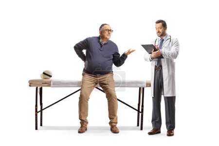 Foto de Hombre maduro con una espalda baja rígida hablando con un médico aislado sobre fondo blanco - Imagen libre de derechos