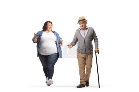 Foto de Mujer joven con sobrepeso caminando y hablando con un caballero mayor aislado sobre fondo blanco - Imagen libre de derechos