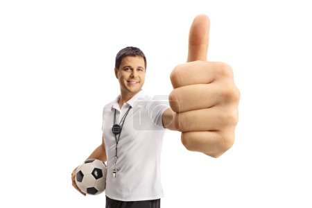 Téléchargez les photos : Entraîneur de football tenant un ballon et geste pouces vers le haut isolé sur fond blanc - en image libre de droit