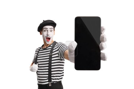 Téléchargez les photos : Mime montrant un téléphone portable isolé sur fond blanc - en image libre de droit