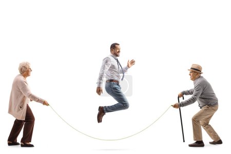 Foto de Foto de perfil completo de personas mayores y un joven saltando una cuerda aislada sobre fondo blanco - Imagen libre de derechos