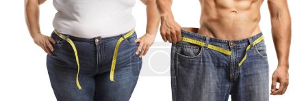 Téléchargez les photos : Perte de poids, femme en surpoids et un homme en forme dans une grande paire de jeans isolés sur fond blanc - en image libre de droit