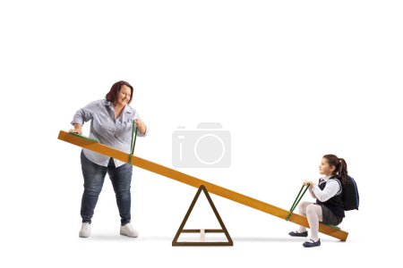Téléchargez les photos : Mère jouant avec sa fille sur une balançoire isolée sur fond blanc - en image libre de droit