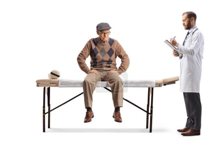 Foto de Anciano sentado y un médico escribiendo un documento aislado sobre fondo blanco - Imagen libre de derechos