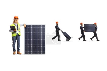 Téléchargez les photos : Ingénieur femelle posant avec un panneau solaire et des travailleurs portant des panneaux dans le dos isolés sur fond blanc - en image libre de droit