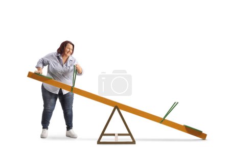 Foto de Mujer corpulenta jugando con un balancín aislado sobre fondo blanco - Imagen libre de derechos