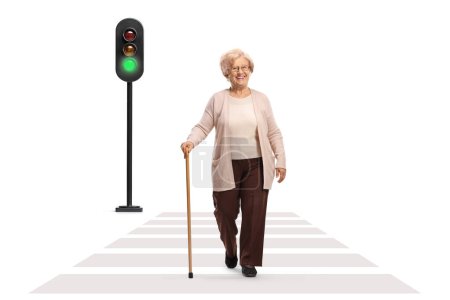 Téléchargez les photos : Portrait complet d'une dame âgée traversant une rue isolée sur fond blanc - en image libre de droit