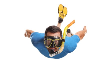 Téléchargez les photos : Vue de face d'un homme en costume de plongée avec tuba et palmes et un masque isolé sur fond blanc - en image libre de droit