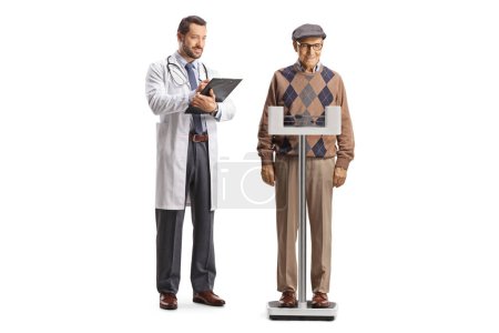 Téléchargez les photos : Médecin vérifiant le poids d'un homme âgé isolé sur fond blanc - en image libre de droit