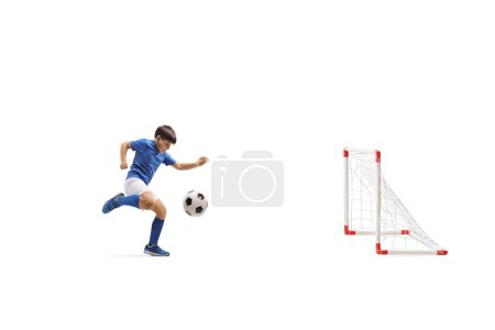 Foto de Largura completa de un chico anotando un gol aislado sobre fondo blanco - Imagen libre de derechos