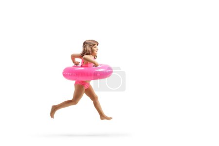 Foto de Foto de perfil de longitud completa de una chica en traje de baño con un anillo de baño de goma rosa aislado sobre fondo blanco - Imagen libre de derechos