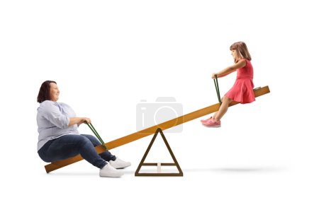 Téléchargez les photos : Femme en surpoids jouant sur une balançoire avec une petite fille isolée sur fond blanc - en image libre de droit