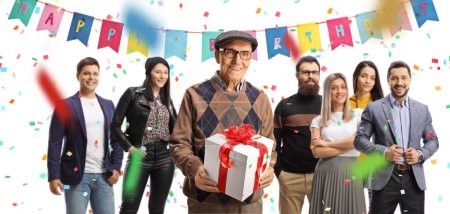 Téléchargez les photos : Les gens à une fête d'anniversaire et un homme âgé avec une boîte cadeau isolé sur fond blanc - en image libre de droit