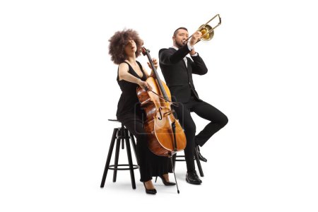Téléchargez les photos : Jeune femme jouant un violoncelle et homme jouant du saxophone isolé sur fond blanc - en image libre de droit