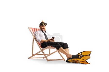 Téléchargez les photos : Homme d'affaires reposant sur une chaise de plage avec masque de plongée et palmes isolées sur fond blanc - en image libre de droit