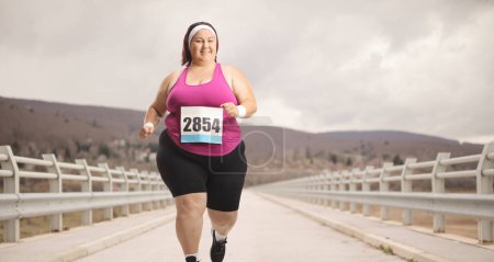 Foto de Mujer con sobrepeso corriendo una carrera maratón - Imagen libre de derechos